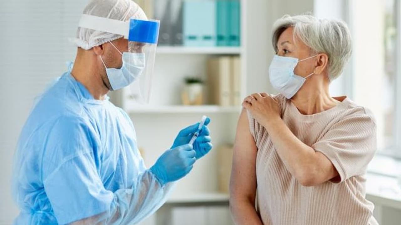 अमेरिका: फाइजर के टीके के बाद कोरोना पॉजिटिव हुई नर्स, जानिए कितने दिन में असर करती है कोई वैक्सीन अमेरिका: फाइजर के टीके के बाद कोरोना पॉजिटिव हुई नर्स, जानिए कितने दिन में असर करती है कोई वैक्सीन