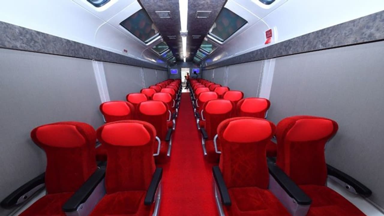 पारदर्शी छत, बड़ी खिड़कियां और 180 डिग्री घूमने वाली सीटें...ऐसे बदलेगा ट्रेनों में सफर का अहसास पारदर्शी छत, बड़ी खिड़कियां और 180 डिग्री घूमने वाली सीटें...ऐसे बदलेगा ट्रेनों में सफर का अहसास