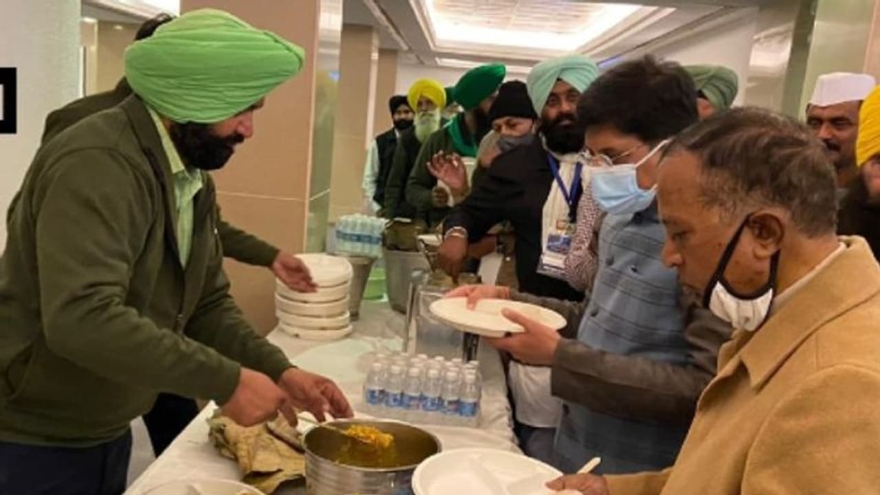 কেন্দ্র কৃষক ৬ বারের বৈঠক, লঙ্গরের খাবার খেয়ে কী বার্তা দিতে চাইছেন ২ মন্ত্রী কেন্দ্র কৃষক ৬ বারের বৈঠক, লঙ্গরের খাবার খেয়ে কী বার্তা দিতে চাইছেন ২ মন্ত্রী