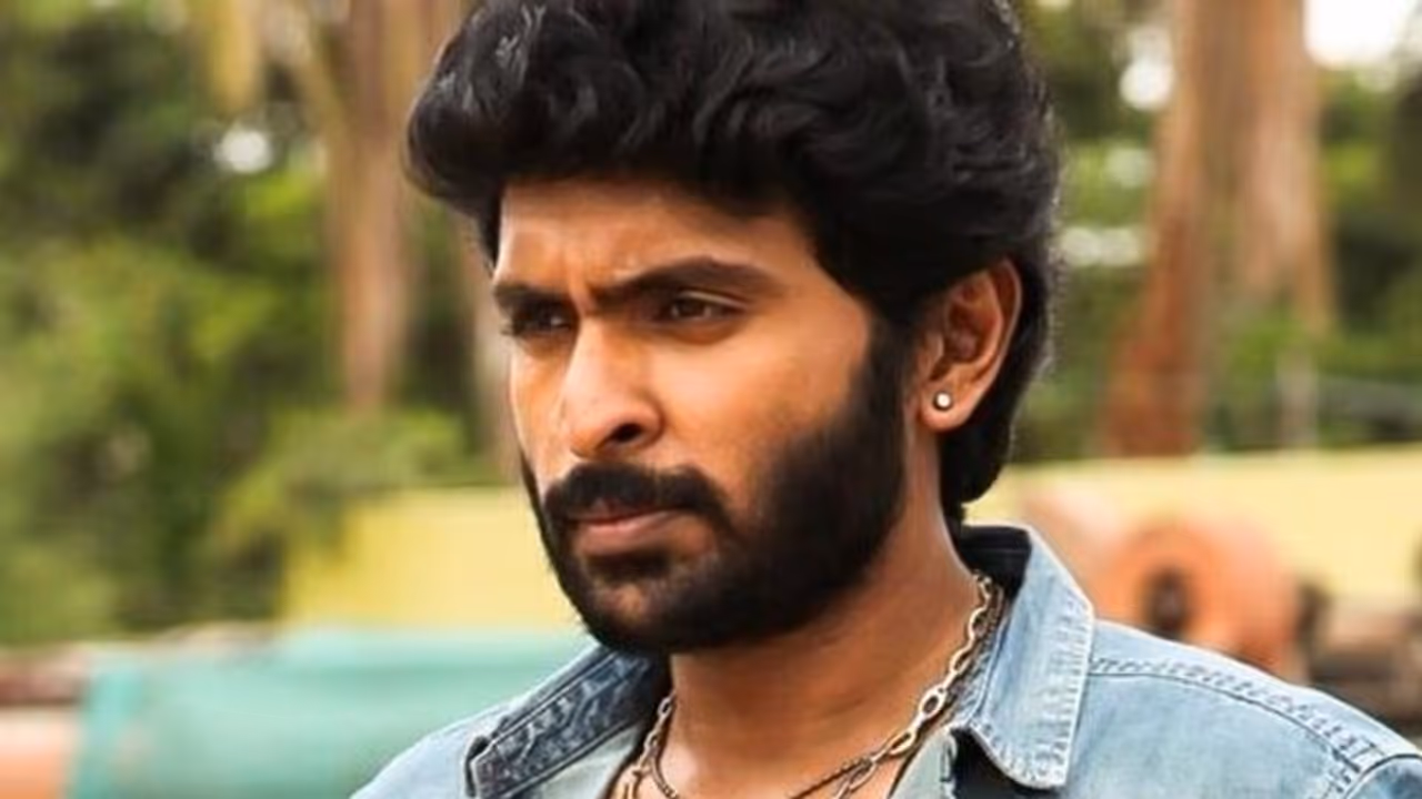 கொல மாஸ் லுக்கில் விக்ரம் பிரபு... வைரலாகும் “புலிக்குத்தி பாண்டியன்” ஃபர்ஸ்ட் லுக்...! கொல மாஸ் லுக்கில் விக்ரம் பிரபு... வைரலாகும் “புலிக்குத்தி பாண்டியன்” ஃபர்ஸ்ட் லுக்...!