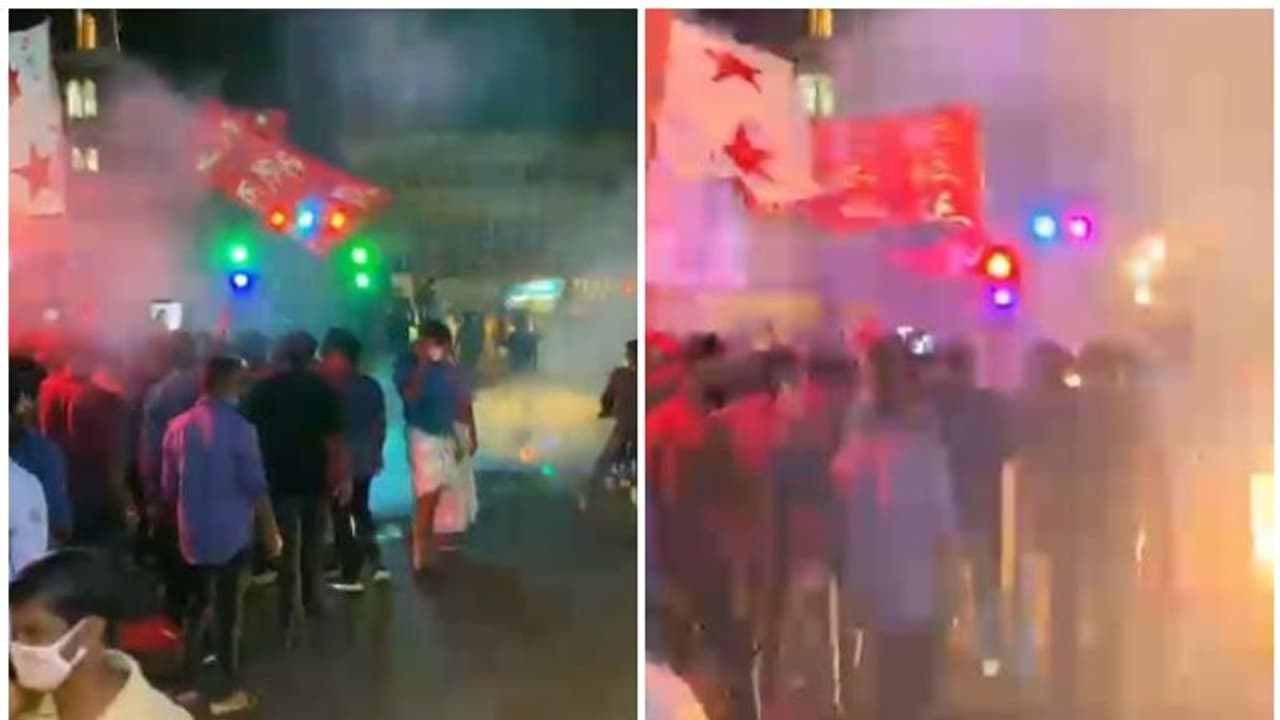 പത്തനംതിട്ടയിൽ കൊവിഡ് മാനദണ്ഡം ലംഘിച്ച് നടുറോഡിൽ ഡിവൈഎഫ് ഐയുടെ ഡിജെ മ്യൂസിക് പത്തനംതിട്ടയിൽ കൊവിഡ് മാനദണ്ഡം ലംഘിച്ച് നടുറോഡിൽ ഡിവൈഎഫ് ഐയുടെ ഡിജെ മ്യൂസിക്