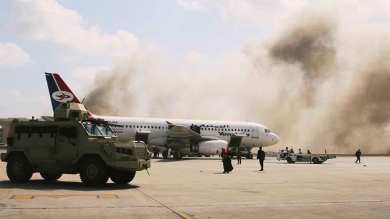 यमन के पीएम समेत कैबिनेट को लेकर सऊदी अरब से आए विमान के पास ब्लास्ट, 26 लोगों की मौत यमन के पीएम समेत कैबिनेट को लेकर सऊदी अरब से आए विमान के पास ब्लास्ट, 26 लोगों की मौत