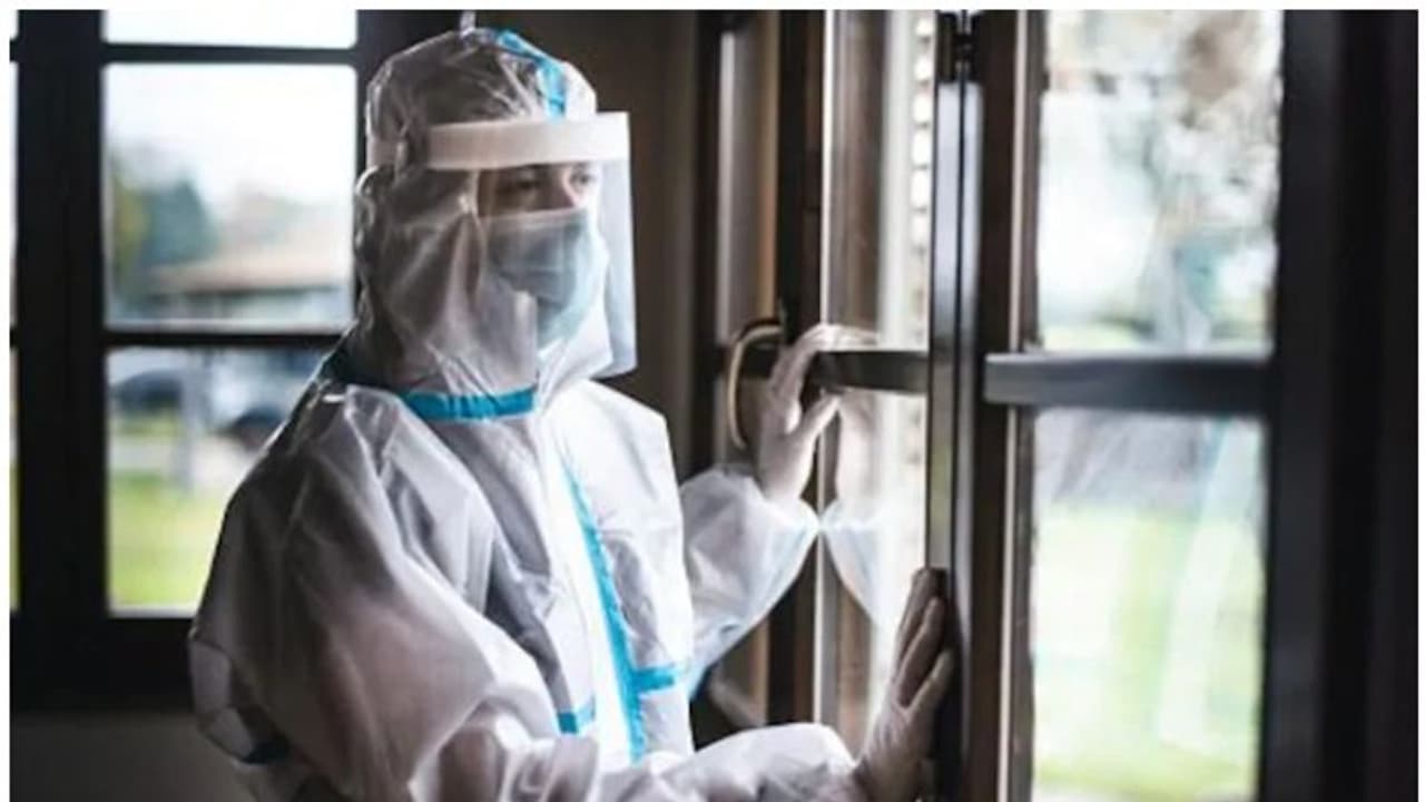 আবারও করোনা ঘিরে অবসাদ,রোগীদের মনোবল ধরে রাখতে ওয়ার্ডে ডাক্তারদের নাচ, ফিরে এলো পুরোনো ছবি আবারও করোনা ঘিরে অবসাদ,রোগীদের মনোবল ধরে রাখতে ওয়ার্ডে ডাক্তারদের নাচ, ফিরে এলো পুরোনো ছবি