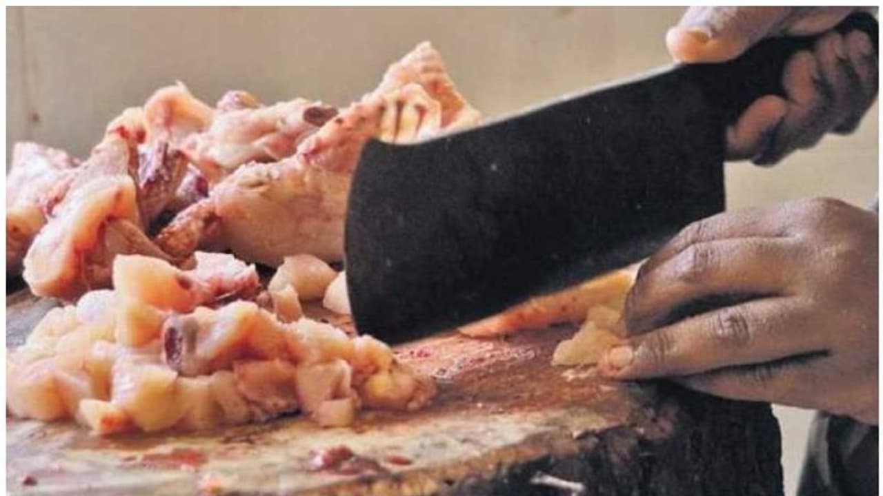 ന്യൂ ഇയർ വിപണി ലക്ഷ്യമിട്ടെത്തിച്ച 100 കിലോയോളം പഴകിയ മാംസം പിടികൂടി ന്യൂ ഇയർ വിപണി ലക്ഷ്യമിട്ടെത്തിച്ച 100 കിലോയോളം പഴകിയ മാംസം പിടികൂടി