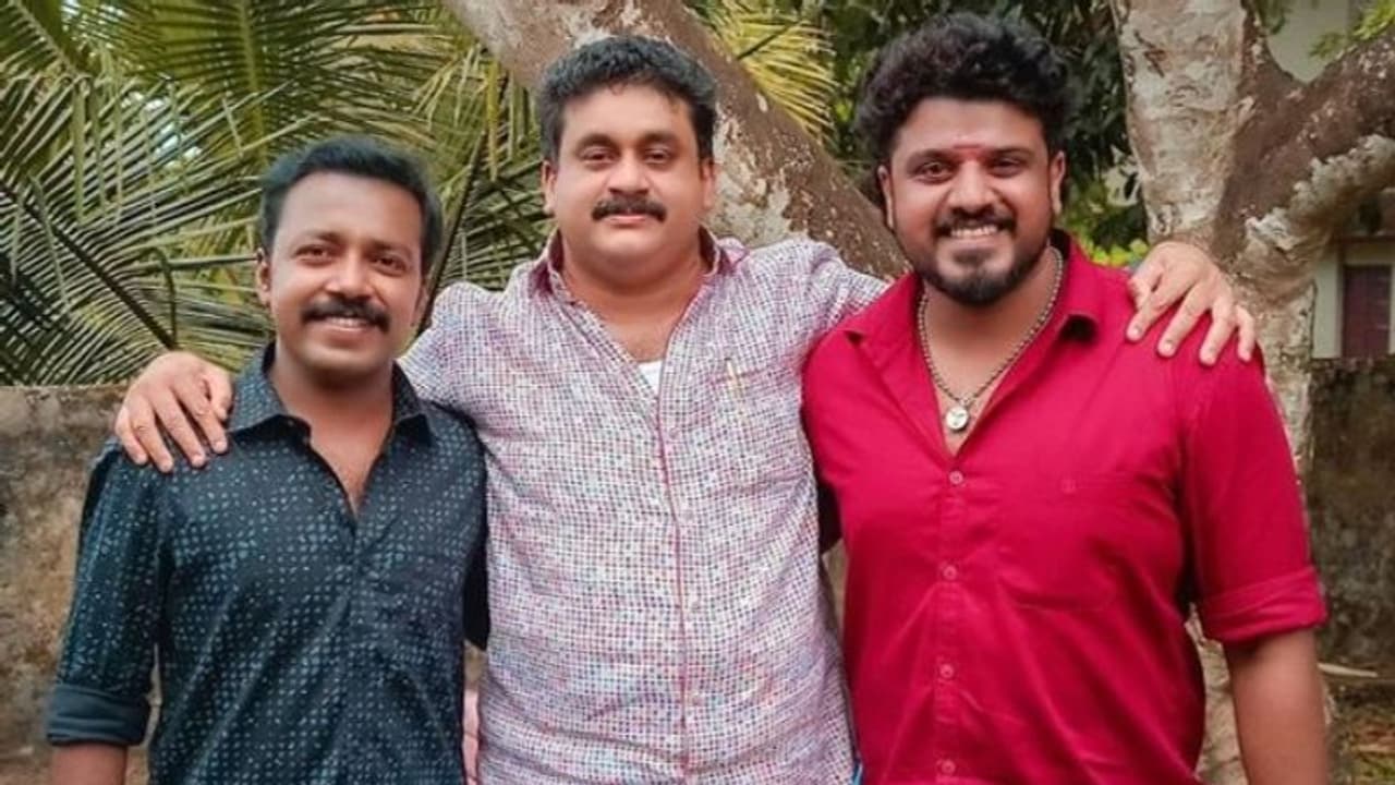 വിഷ്ണു ഉണ്ണികൃഷ്ണനും ബിബിൻ ജോർജും സംവിധായകരാകുന്നു; നിര്മ്മാണം ബാദുഷ, ആശംസയുമായി ആരാധകര് വിഷ്ണു ഉണ്ണികൃഷ്ണനും ബിബിൻ ജോർജും സംവിധായകരാകുന്നു; നിര്മ്മാണം ബാദുഷ, ആശംസയുമായി ആരാധകര്