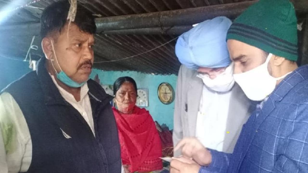 झोपड़ी में एक बल्ब जलाने का बिजली बिल आया 13 हजार, ऊर्जा मंत्री देखने पहुंचे तो निकला 212 रुपए झोपड़ी में एक बल्ब जलाने का बिजली बिल आया 13 हजार, ऊर्जा मंत्री देखने पहुंचे तो निकला 212 रुपए