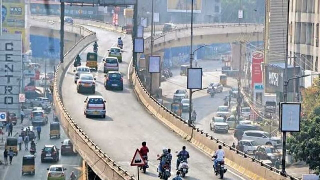 দুর্যোগ কাটল কলকাতায়, হাওয়া অফিসের বার্তা পেতেই শহরেরর সব ফ্লাইওভার খুলল পুলিশ