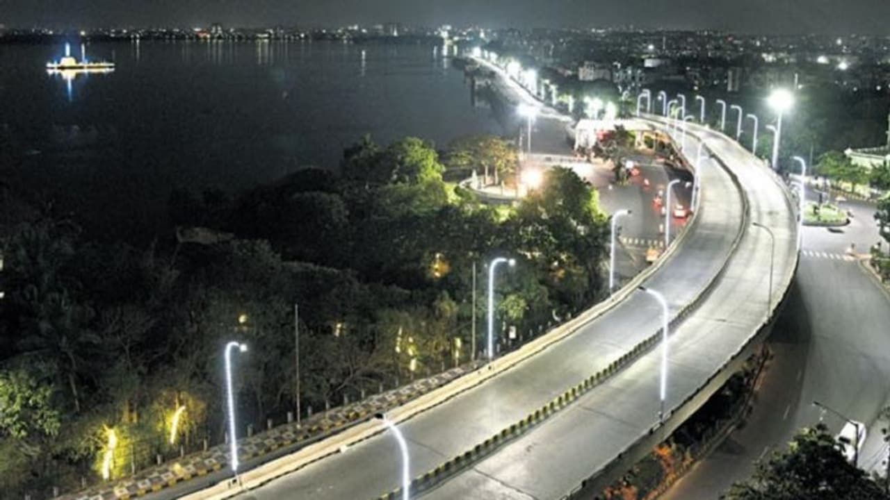 New Year Celebrations: న్యూఇయర్ వేడుకల వేళ పోలీసుల ఆంక్షలు.. ఫ్లైఓవర్ల మూసివేత.. ఔటర్ రింగ్ రోడ్‌పై ఆంక్షలు.. 