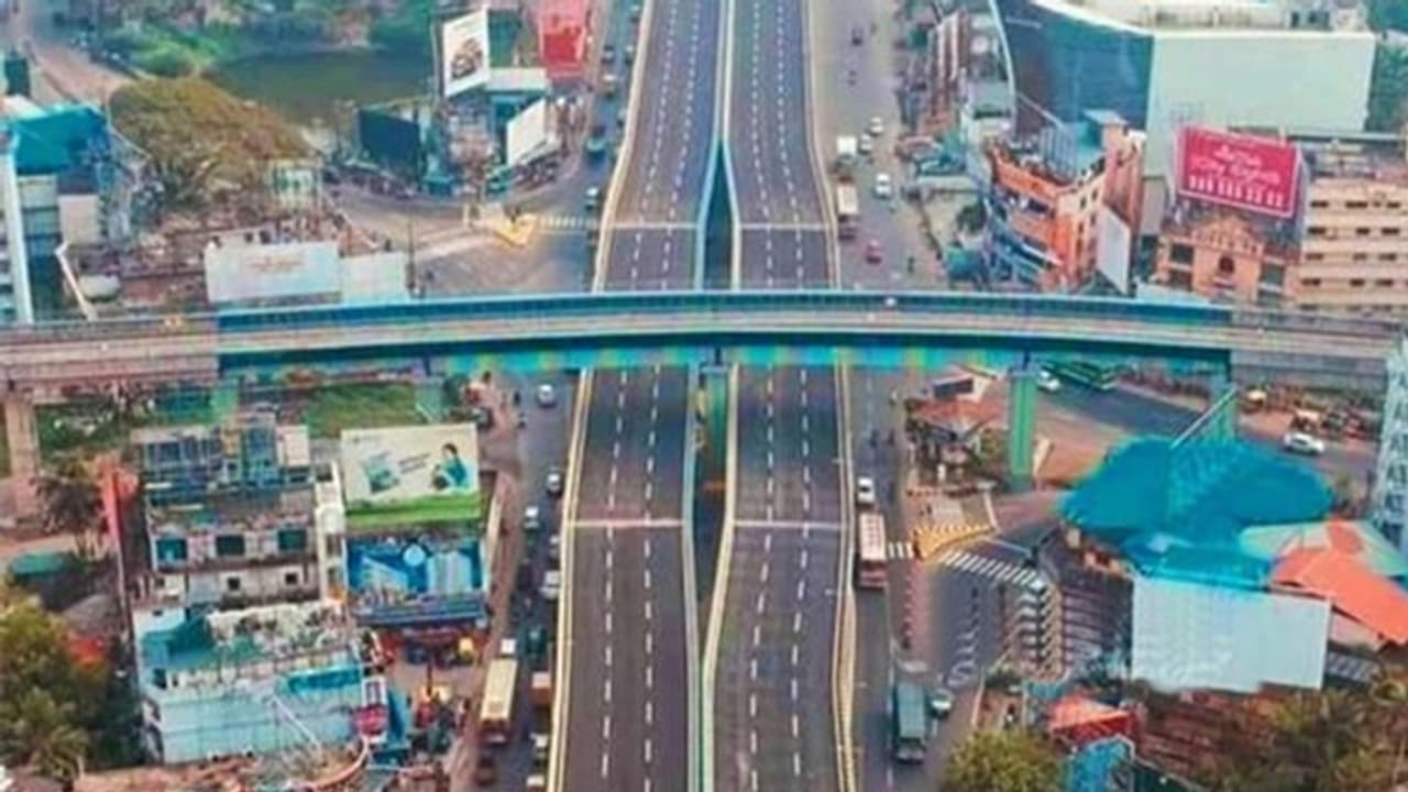 വില്ലൻ സിഗ്നൽ ഓഫാക്കി; വൈറ്റിലയിലെ കുരുക്കഴിക്കാൻ പുതിയ പരിഷ്കാരങ്ങളുമായി ട്രാഫിക് പൊലീസ് വില്ലൻ സിഗ്നൽ ഓഫാക്കി; വൈറ്റിലയിലെ കുരുക്കഴിക്കാൻ പുതിയ പരിഷ്കാരങ്ങളുമായി ട്രാഫിക് പൊലീസ്