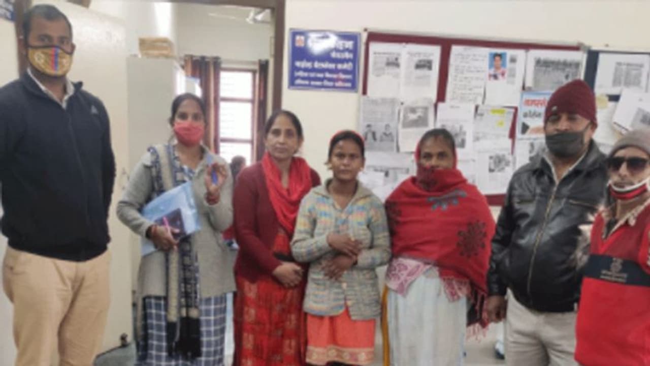 इस परिवार को मिला नए साल का सबसे बड़ा तोहफा, 5 साल पहले गायब हुई बेटी आखिरी दिन 31st को मिली इस परिवार को मिला नए साल का सबसे बड़ा तोहफा, 5 साल पहले गायब हुई बेटी आखिरी दिन 31st को मिली