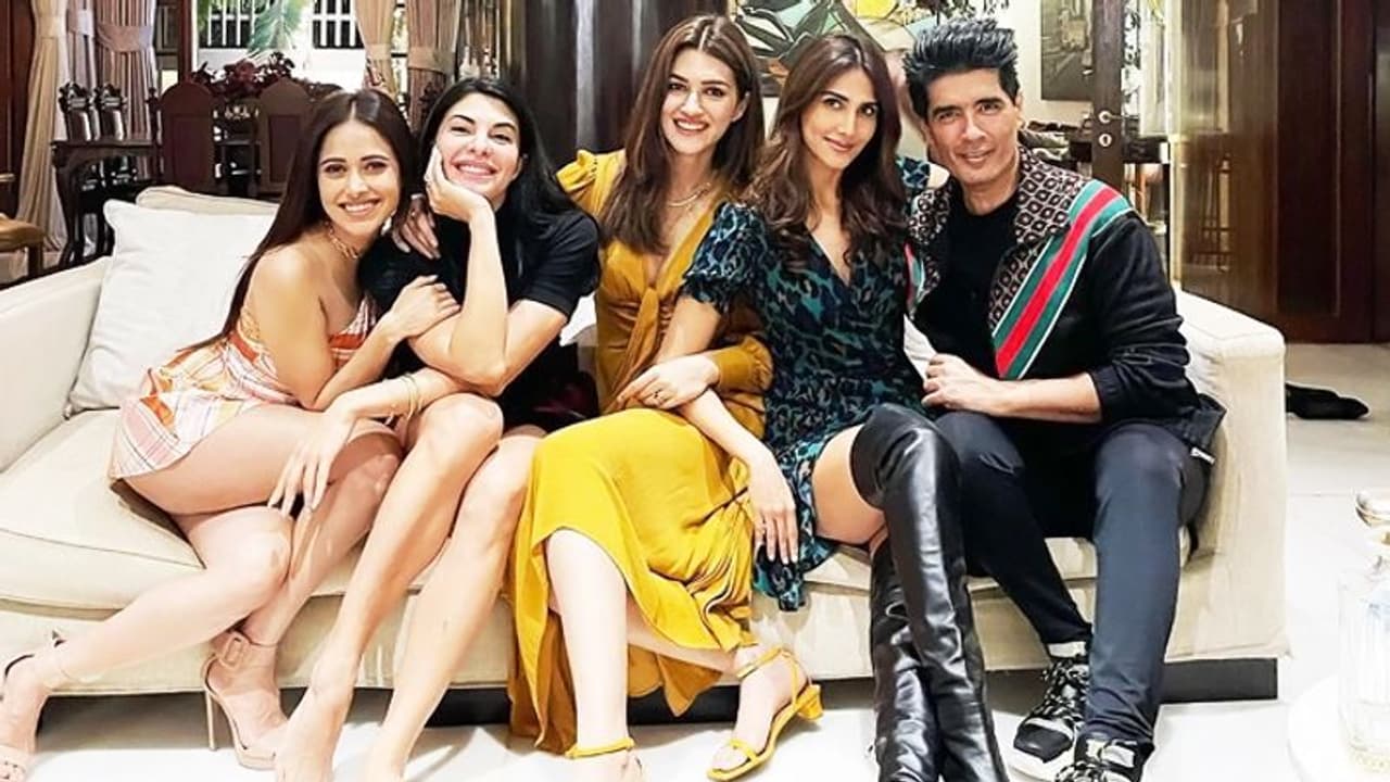 नए साल की पार्टी में पहुंचीं जैकलीन और श्रीदेवी की बेटी, कृति सेनन और कार्तिक का दिखा अलग अंदाज नए साल की पार्टी में पहुंचीं जैकलीन और श्रीदेवी की बेटी, कृति सेनन और कार्तिक का दिखा अलग अंदाज