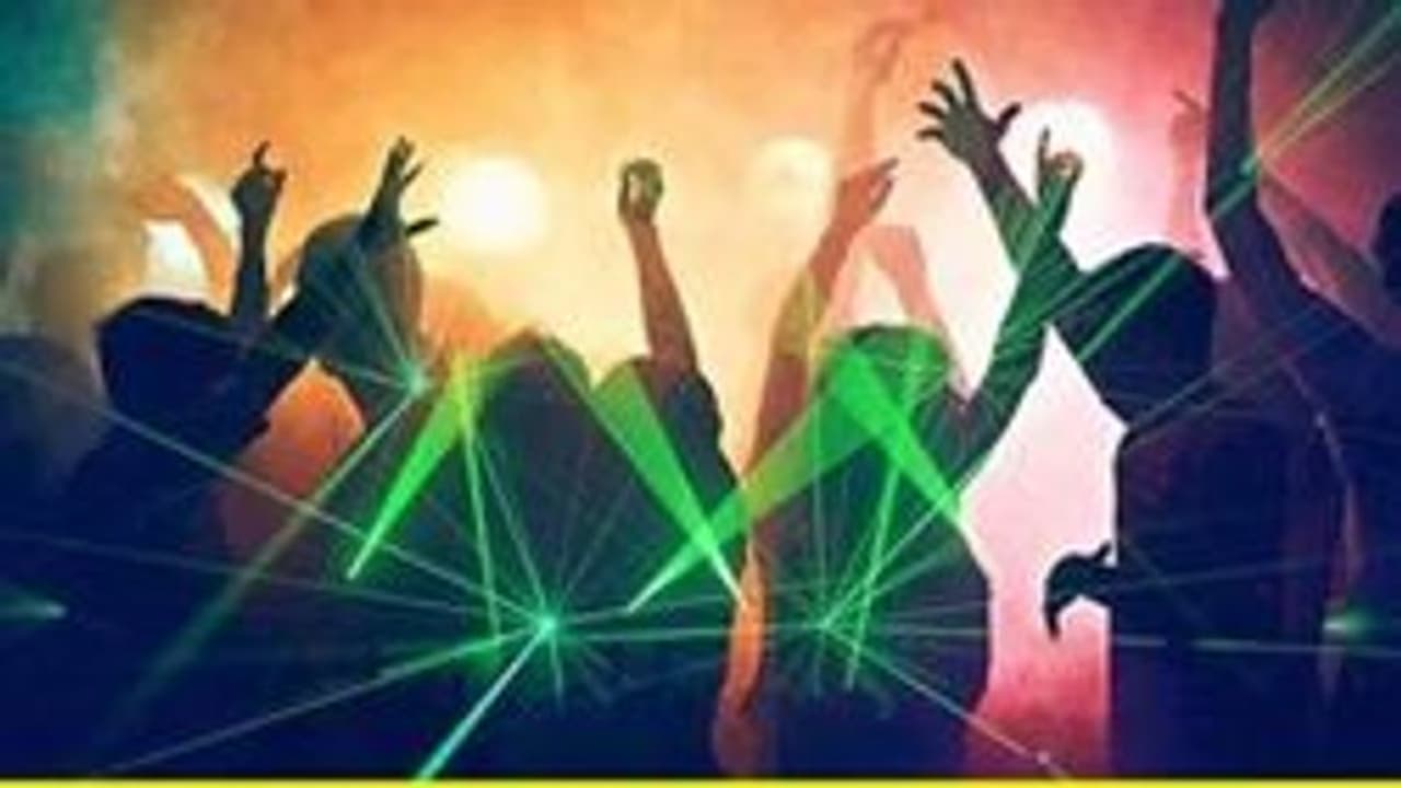 ನಗರದ ಹೊರವಲಯದಲ್ಲಿ ಪಾರ್ಟಿ, ಮೋಜು, ಮಸ್ತಿ: ಟೋಲ್‌ನಲ್ಲಿ ವಾಹನಗಳ ಸಾಲು