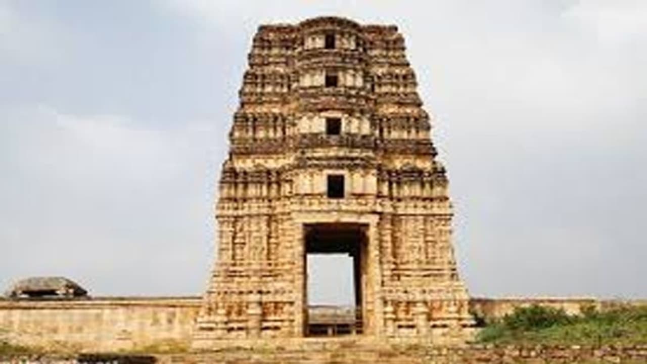 దేవాలయాలపై కొనసాగుతున్న దాడులు... మరో సీతారామ ఆలయంలో విధ్వంసం దేవాలయాలపై కొనసాగుతున్న దాడులు... మరో సీతారామ ఆలయంలో విధ్వంసం