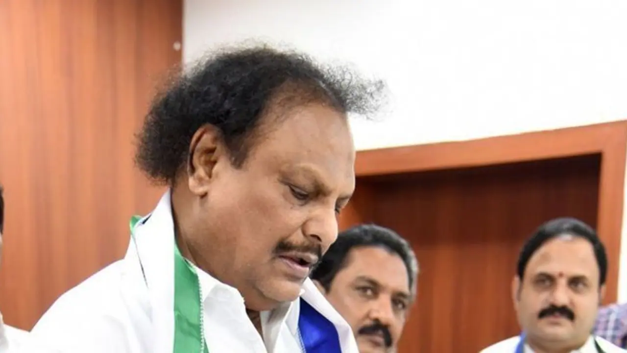 మళ్లీ రోడ్డెక్కిన చల్లా ఫ్యామిలీ : కొట్టుకున్న శ్రీలక్ష్మీ, రాజశేఖర్ రెడ్డి వర్గీయులు.. అవుకులో ఉద్రిక్తత మళ్లీ రోడ్డెక్కిన చల్లా ఫ్యామిలీ : కొట్టుకున్న శ్రీలక్ష్మీ, రాజశేఖర్ రెడ్డి వర్గీయులు.. అవుకులో ఉద్రిక్తత