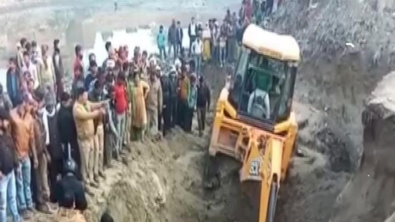 खेल खेल में तालाब पास गड्ढे में समा गए 10 बच्चे, 3 की निकाली लाश खेल खेल में तालाब पास गड्ढे में समा गए 10 बच्चे, 3 की निकाली लाश