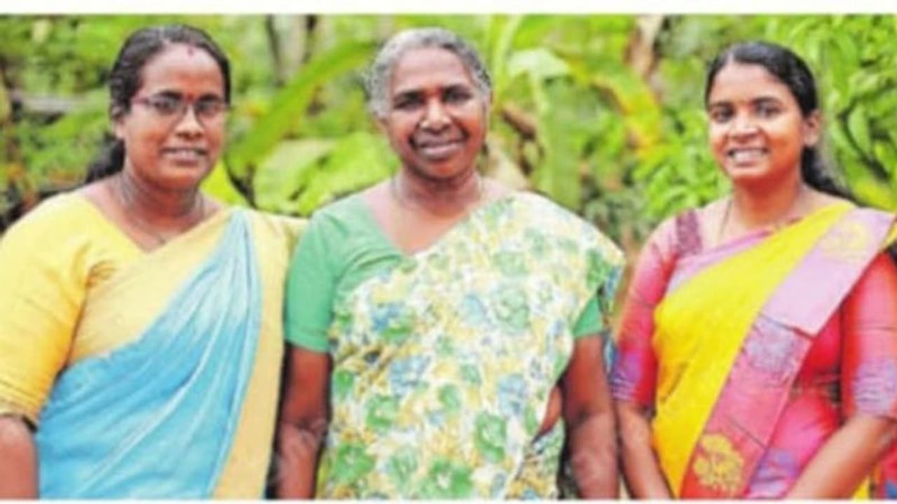 മണ്ണൂര്‍ വളവ് തയ്യില്‍ വീട്ടില്‍ ഇനി രണ്ട് പ്രസിഡന്റുമാര്‍, മരുക്കള്‍ ഭരണത്തിലേറിയ സന്തോഷത്തില്‍ കാര്‍ത്യായനി