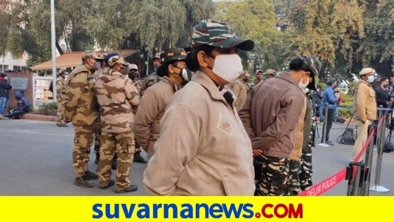 ಕರ್ನಾಟಕದ 721 ಮಂದಿ ಸೇರಿ ದೇಶದಲ್ಲಿ 19,467 ಮಂದಿಗೆ ಪೊಲೀಸರಿಂದ ಭದ್ರತೆ..! ಕರ್ನಾಟಕದ 721 ಮಂದಿ ಸೇರಿ ದೇಶದಲ್ಲಿ 19,467 ಮಂದಿಗೆ ಪೊಲೀಸರಿಂದ ಭದ್ರತೆ..!