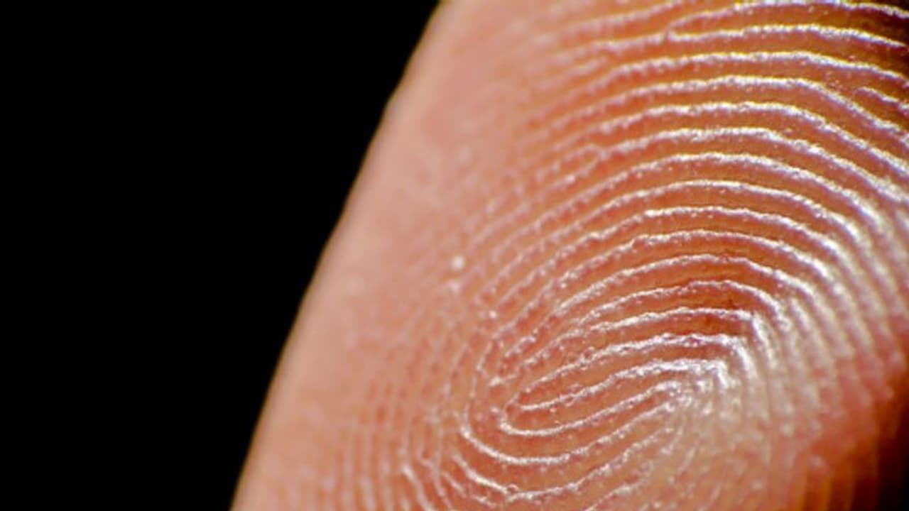 കൈവിരലിലെ തൊലി അടർത്തി സുഹൃത്തിന്റെ വിരലിൽ വെച്ചുപിടിപ്പിച്ചു; പരീക്ഷ തട്ടിപ്പിന് യുവാവിന്റെ ശ്രമം പൊളിഞ്ഞു