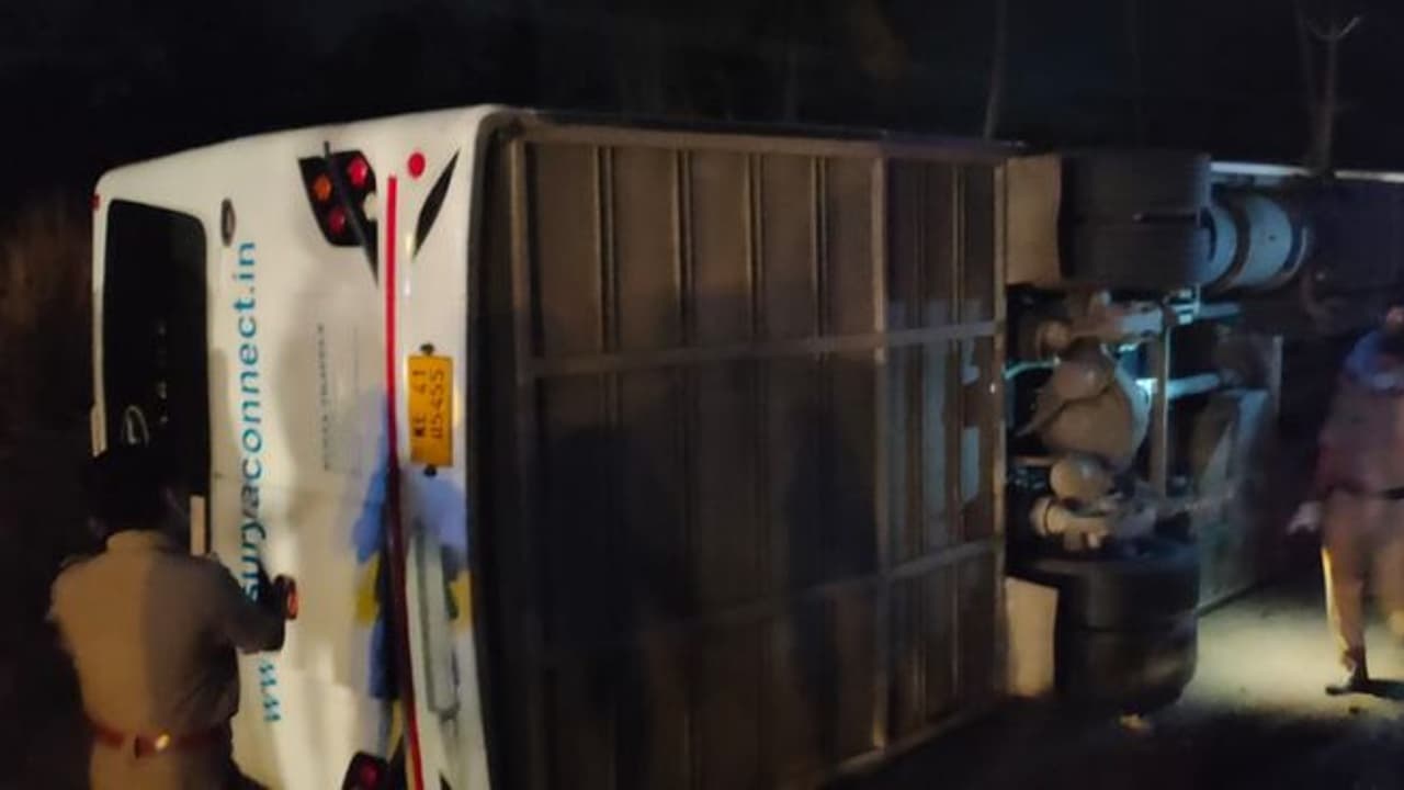 തൃശ്ശൂരില് വോള്വോ ബസ് മറിഞ്ഞ് പത്തോളം പേര്ക്ക് പരിക്ക് തൃശ്ശൂരില് വോള്വോ ബസ് മറിഞ്ഞ് പത്തോളം പേര്ക്ക് പരിക്ക്