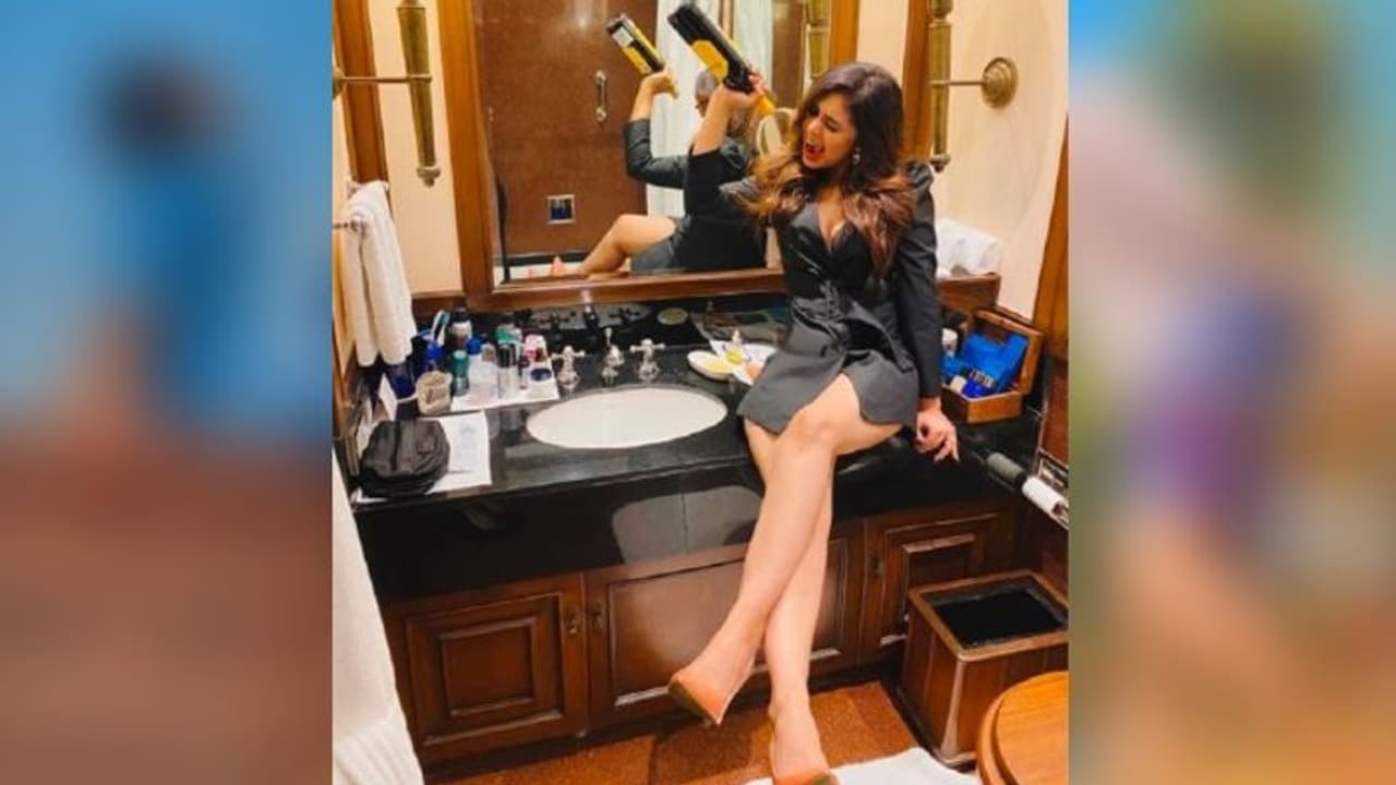 ওয়াইন হাতে বাথরুমেই চলল ঋতাভরীর নিউ ইয়ার পার্টি, শর্ট ড্রেসে তাক লাগালেন লাস্যময়ী ওয়াইন হাতে বাথরুমেই চলল ঋতাভরীর নিউ ইয়ার পার্টি, শর্ট ড্রেসে তাক লাগালেন লাস্যময়ী