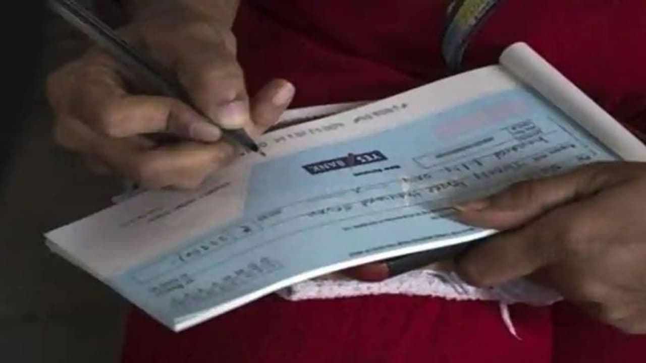 Positive Pay:ನೀವು ಈ ಒಂದು ಕೆಲ್ಸ ಮಾಡದಿದ್ರೆ 5ಲಕ್ಷ ರೂ. ಮೇಲ್ಪಟ್ಟ ಚೆಕ್ ಶೀಘ್ರದಲ್ಲೇ ತಿರಸ್ಕರಿಸಲ್ಪಡುತ್ತದೆ, ಎಚ್ಚರ! Positive Pay:ನೀವು ಈ ಒಂದು ಕೆಲ್ಸ ಮಾಡದಿದ್ರೆ 5ಲಕ್ಷ ರೂ. ಮೇಲ್ಪಟ್ಟ ಚೆಕ್ ಶೀಘ್ರದಲ್ಲೇ ತಿರಸ್ಕರಿಸಲ್ಪಡುತ್ತದೆ, ಎಚ್ಚರ!