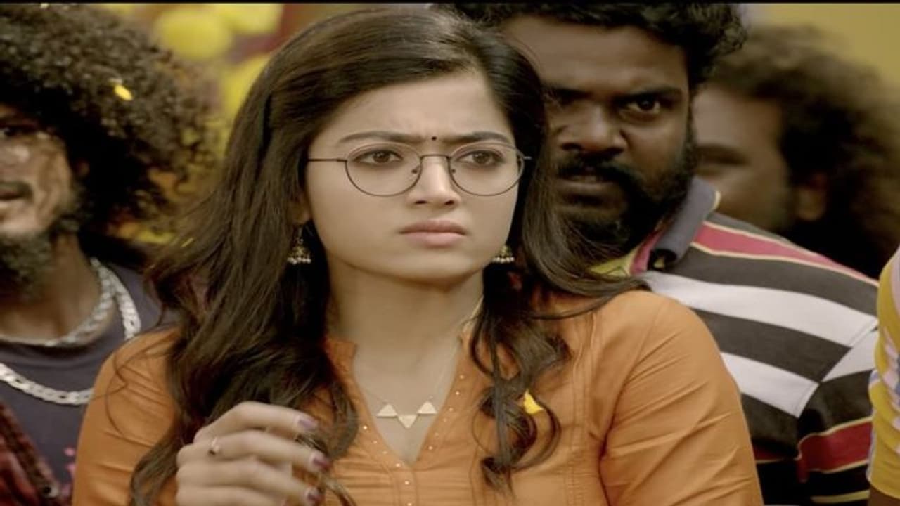 వీడియో:హీరో లుక్ అసహ్యంగా ఉందన్న రష్మిక వీడియో:హీరో లుక్ అసహ్యంగా ఉందన్న రష్మిక