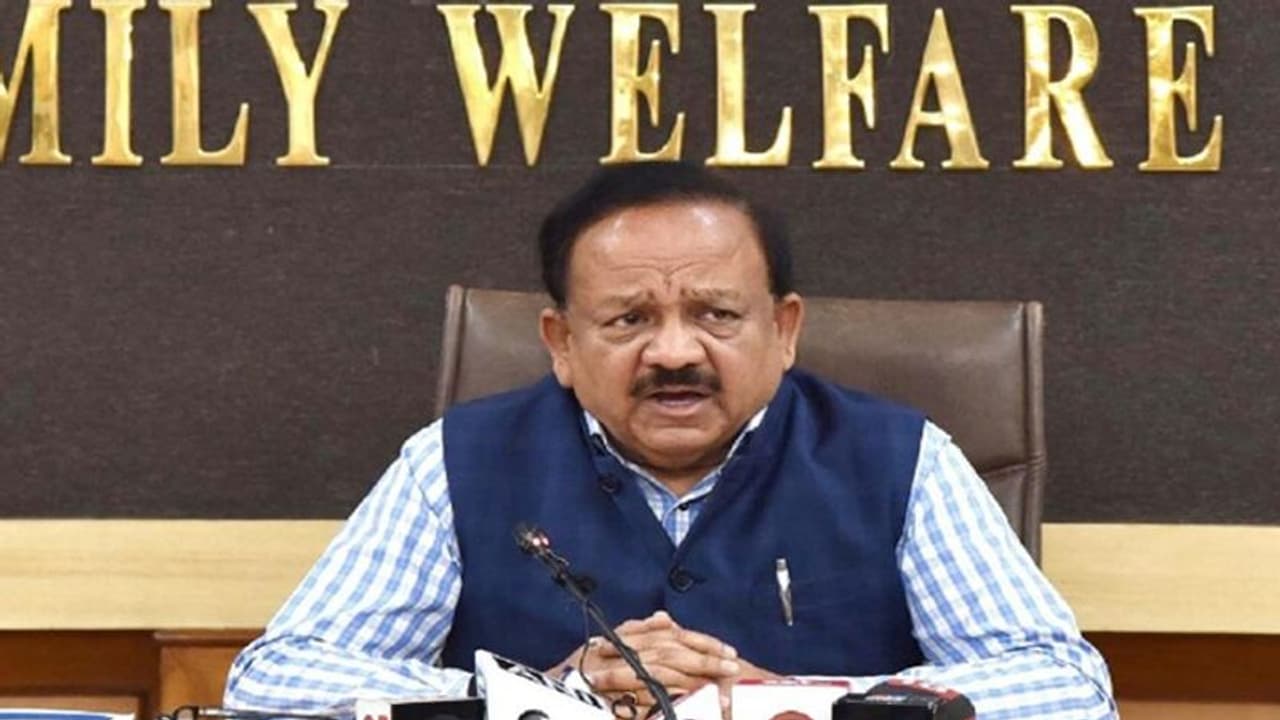 अमेरिका में 5500 और इंग्लैंड में 3000 रु की वैक्सीन, स्वास्थ्य मंत्री ने बताया, भारत में क्या होगी कीमत? अमेरिका में 5500 और इंग्लैंड में 3000 रु की वैक्सीन, स्वास्थ्य मंत्री ने बताया, भारत में क्या होगी कीमत?