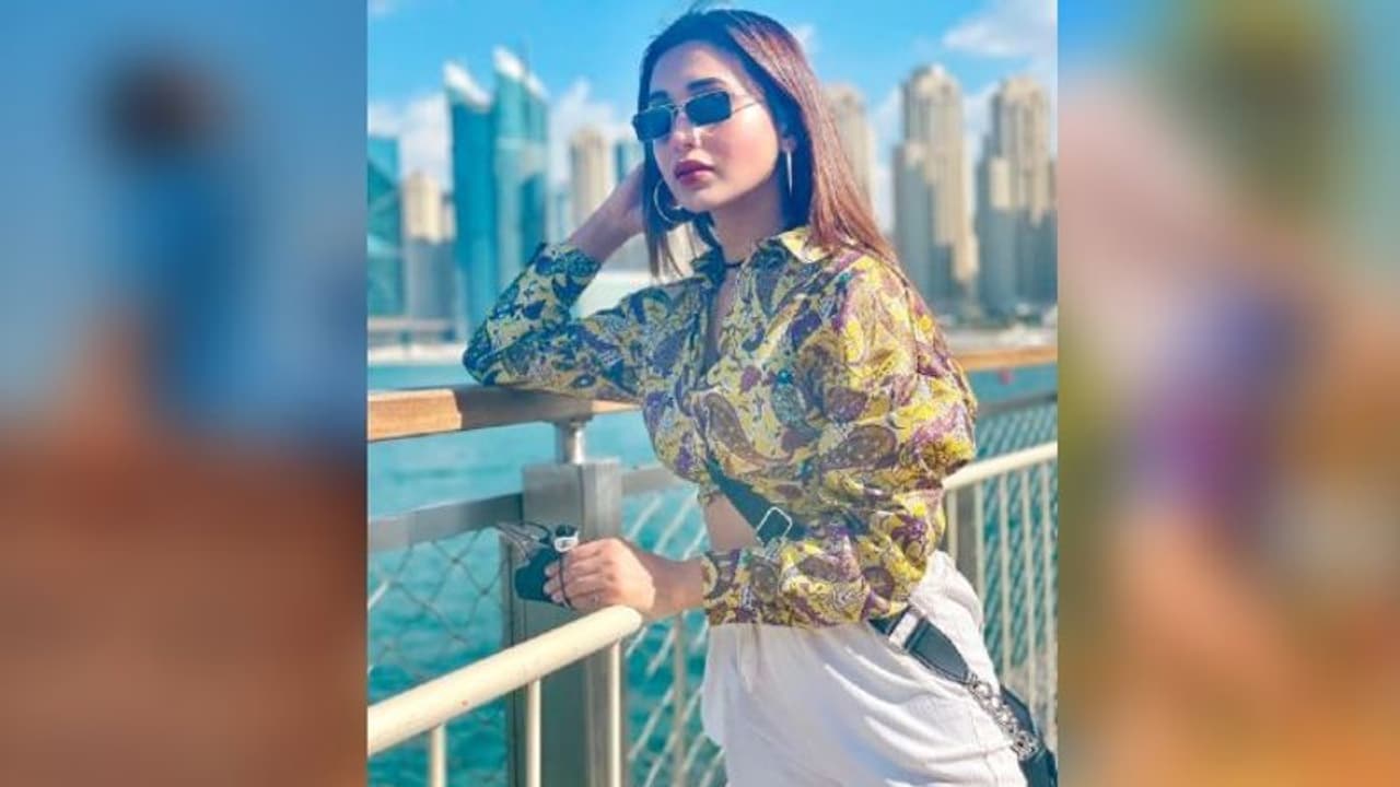 মাথায় হাত তুলতেই বেরিয়ে এসেছে 'ফ্ল্যাট অ্যাবস', ক্রপ টপে ছক্কা হাঁকাচ্ছেন মিমি মাথায় হাত তুলতেই বেরিয়ে এসেছে 'ফ্ল্যাট অ্যাবস', ক্রপ টপে ছক্কা হাঁকাচ্ছেন মিমি