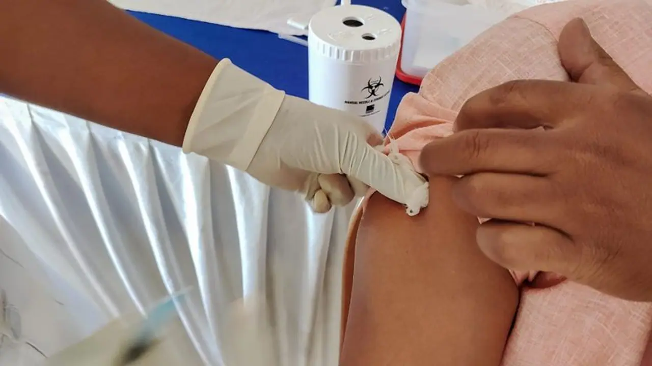 ಅಸ್ಸಾಂ, ಉತ್ತರ ಪ್ರದೇಶದಲ್ಲಿ 18 ವರ್ಷ ಮೇಲ್ಪಟ್ಟವರಿಗೆ ಉಚಿತ ಕೊರೋನಾ ಲಸಿಕೆ! ಅಸ್ಸಾಂ, ಉತ್ತರ ಪ್ರದೇಶದಲ್ಲಿ 18 ವರ್ಷ ಮೇಲ್ಪಟ್ಟವರಿಗೆ ಉಚಿತ ಕೊರೋನಾ ಲಸಿಕೆ!