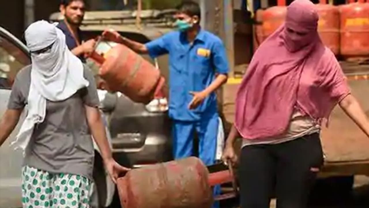 ஏழைகளின் வயிற்றில் அடிக்கும் மத்திய அரசு... சிலிண்டர் விலை அதிரடி உயர்வு..! ஏழைகளின் வயிற்றில் அடிக்கும் மத்திய அரசு... சிலிண்டர் விலை அதிரடி உயர்வு..!