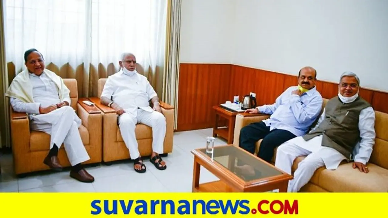 ಅಧಿಕಾರಿಗಳನ್ನ ಹೊರಗೆ ಕಳುಹಿಸಿ ಮೀಟಿಂಗ್: ಉಪ ಚುನಾವಣೆಗೆ ರಣ ತಂತ್ರ ಹೆಣೆದ ಸಿಎಂ ಅಧಿಕಾರಿಗಳನ್ನ ಹೊರಗೆ ಕಳುಹಿಸಿ ಮೀಟಿಂಗ್: ಉಪ ಚುನಾವಣೆಗೆ ರಣ ತಂತ್ರ ಹೆಣೆದ ಸಿಎಂ