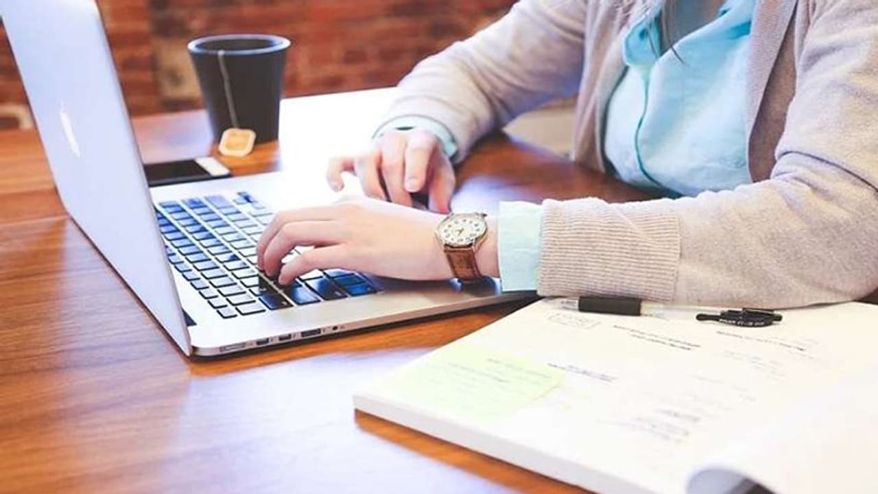 Work From Home : കൊവിഡ് വ്യാപനത്തില് കുറവ്; സംസ്ഥാനത്ത് വര്ക്ക് ഫ്രം ഹോം പിന്വലിച്ചു Work From Home : കൊവിഡ് വ്യാപനത്തില് കുറവ്; സംസ്ഥാനത്ത് വര്ക്ക് ഫ്രം ഹോം പിന്വലിച്ചു