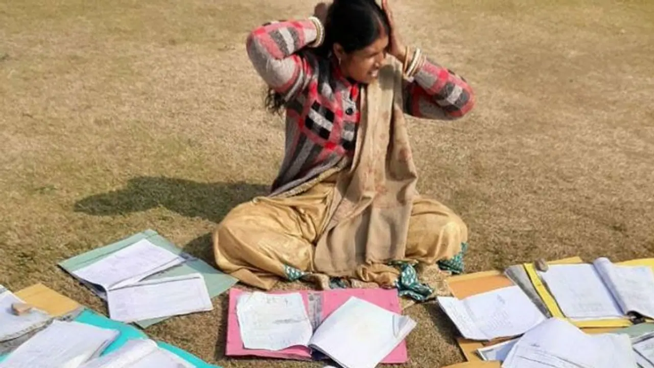 ना तो स्टूडेंट और ना ही टीचर, ये हैं बिहार के कर्मचारी..आग लगने के 78 दिन बाद सुखा रहे फाइलें ना तो स्टूडेंट और ना ही टीचर, ये हैं बिहार के कर्मचारी..आग लगने के 78 दिन बाद सुखा रहे फाइलें