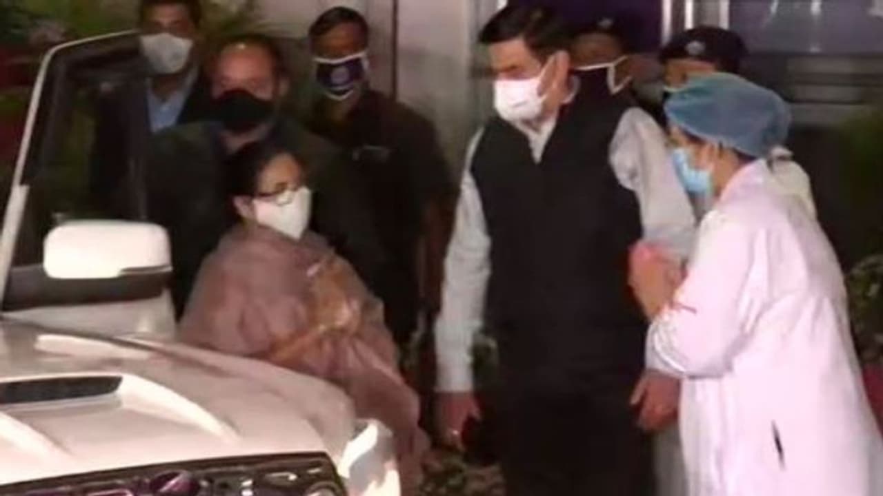 মমতাকে দেখেই সৌরভের একগাল হাসি, বাইরে বেরিয়ে সংবাদমাধ্যমকে কী বললেন মুখ্যমন্ত্রী মমতাকে দেখেই সৌরভের একগাল হাসি, বাইরে বেরিয়ে সংবাদমাধ্যমকে কী বললেন মুখ্যমন্ত্রী