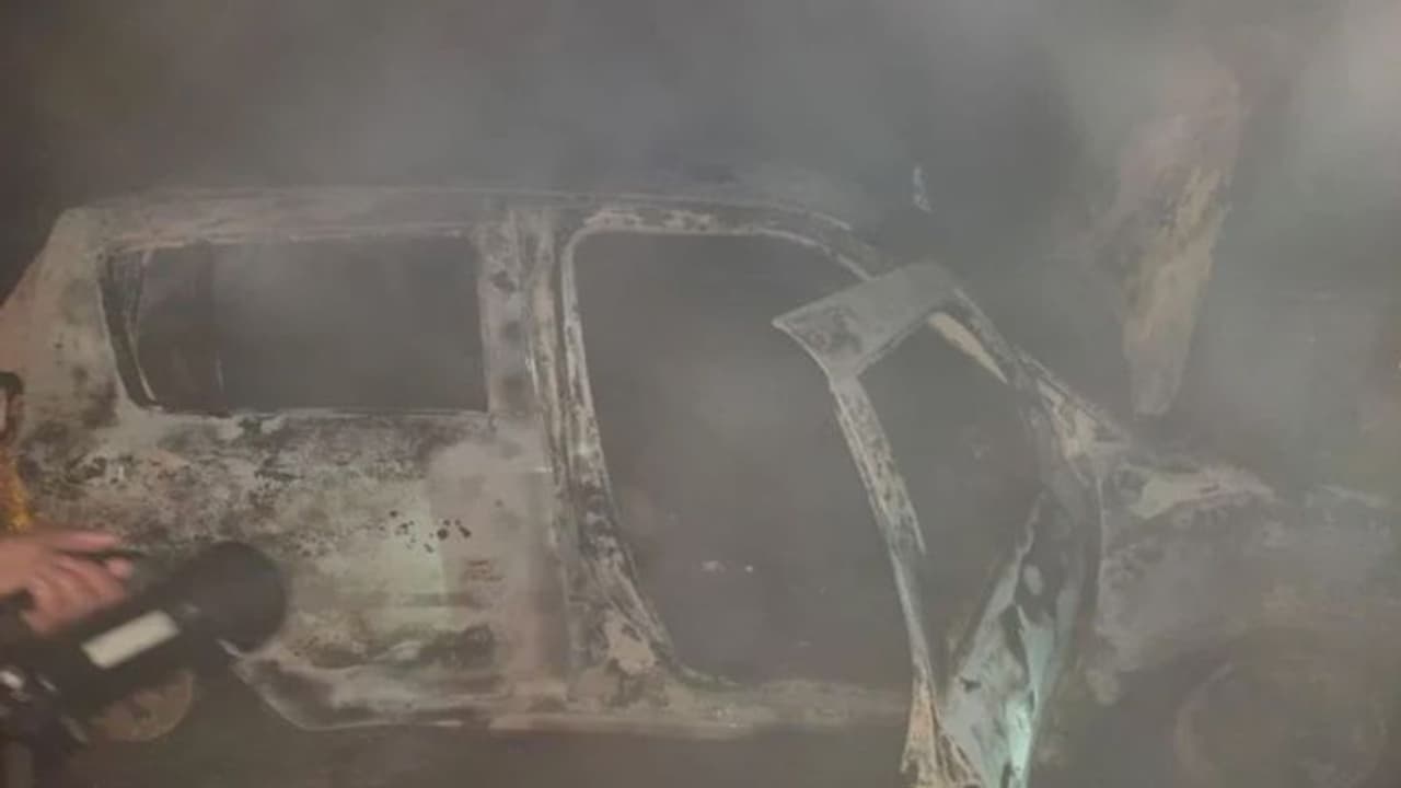 ಮಂಡ್ಯ: ಕಾರು ಪಲ್ಟಿ, ತಂದೆ, ಇಬ್ಬರು ಪುತ್ರರ ಸಜೀವ ದಹನ ಮಂಡ್ಯ: ಕಾರು ಪಲ್ಟಿ, ತಂದೆ, ಇಬ್ಬರು ಪುತ್ರರ ಸಜೀವ ದಹನ