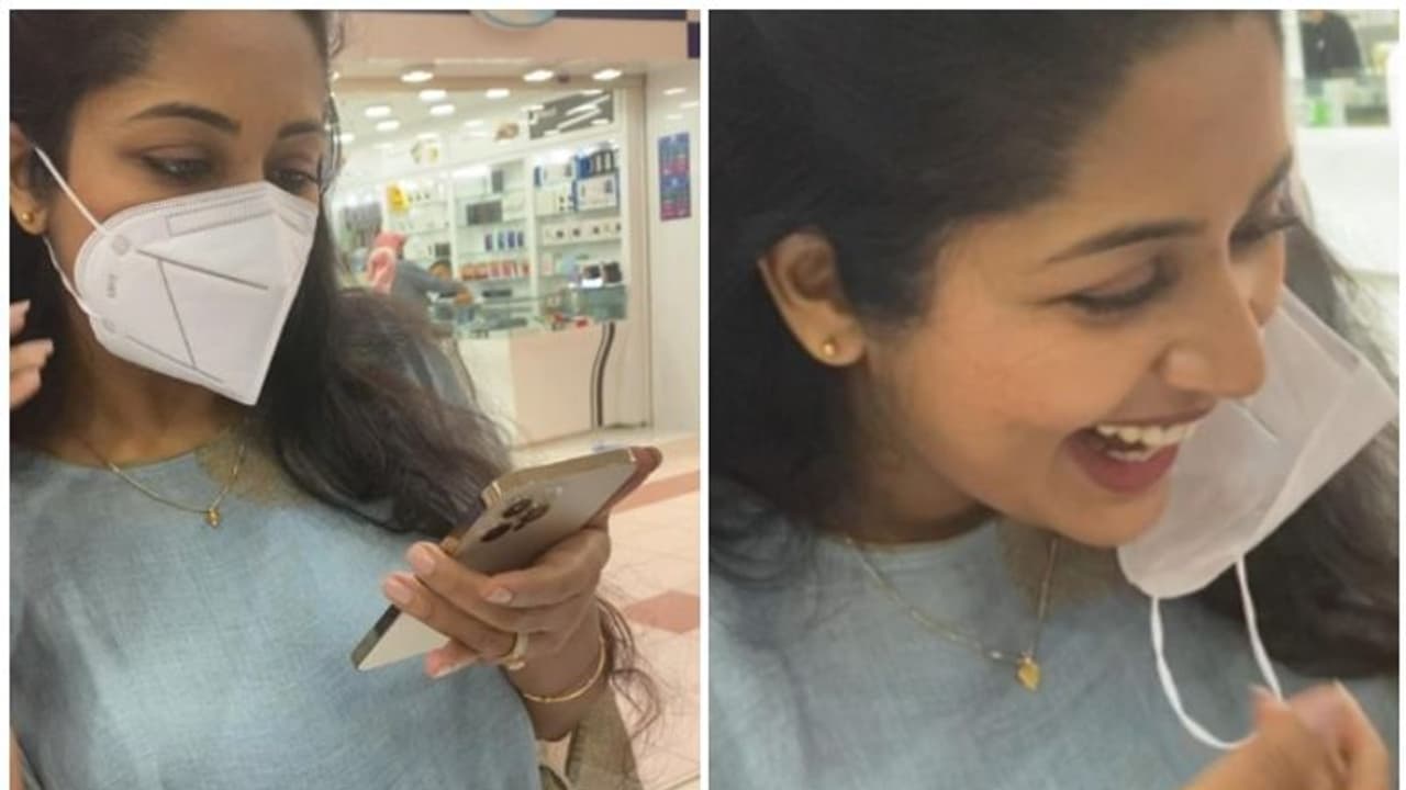 'ചിരി കാണുന്നില്ല', മാസ്ക് മാറ്റി ചിരിച്ച് നവ്യാ നായര്! 'ചിരി കാണുന്നില്ല', മാസ്ക് മാറ്റി ചിരിച്ച് നവ്യാ നായര്!