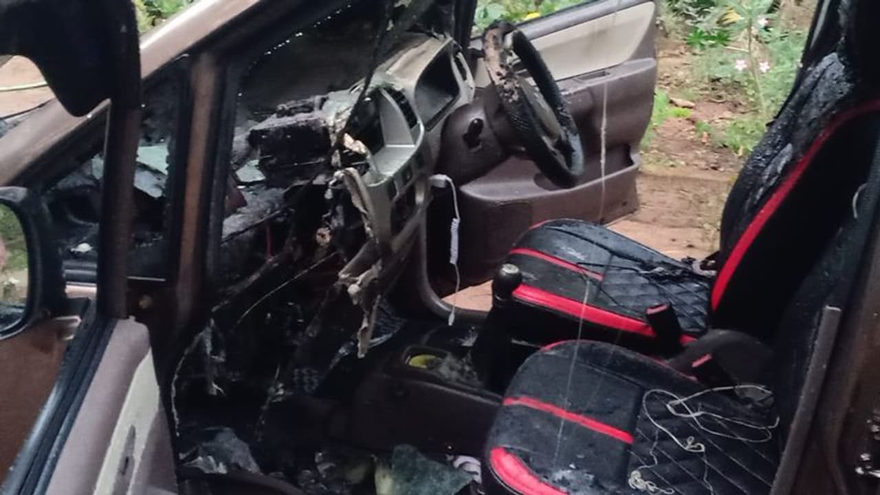 മാന്നാറിൽ വീടിനു മുന്നിൽ നിർത്തിയിട്ട കാറിന് തീപിടിച്ചു