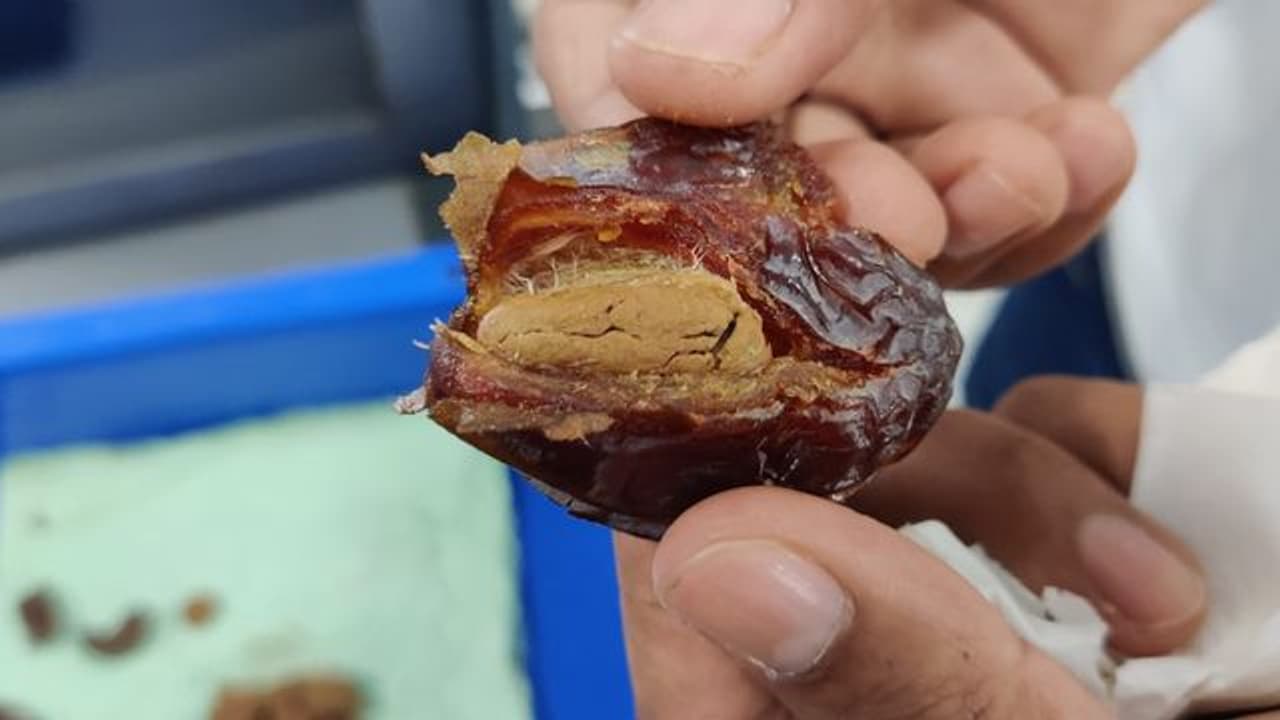 ഈത്തപ്പഴത്തിലും ചോക്ലേറ്റിലും വരെ സ്വർണ്ണക്കടത്ത്; കരിപ്പൂരിൽ തന്ത്രങ്ങൾ പൊളിച്ച് കസ്റ്റംസ്