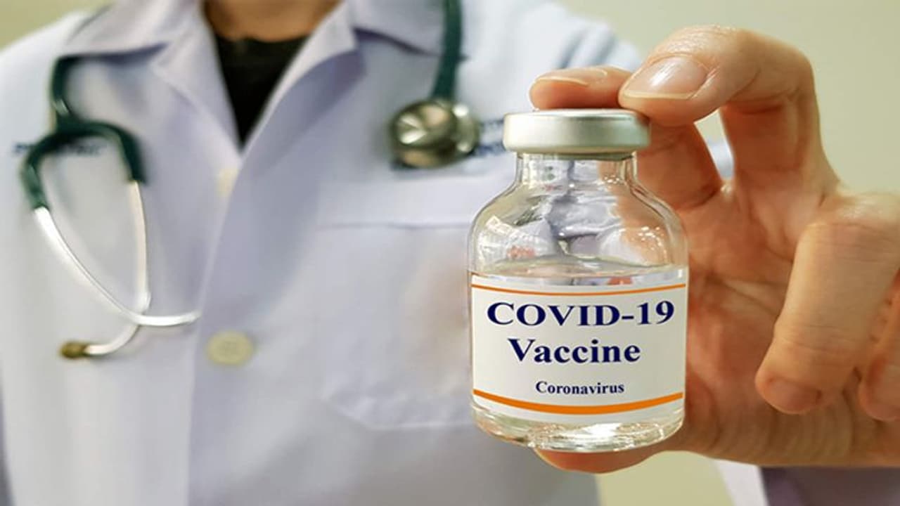 ఇక ప్రైవేట్ క్లినిక్లు, హాస్పిటళ్లలోనూ టీకాలు!.. కొవిషీల్డ్, కొవాగ్జిన్లకు మార్కెట్ విక్రయానికి అనుమతులు ఇక ప్రైవేట్ క్లినిక్లు, హాస్పిటళ్లలోనూ టీకాలు!.. కొవిషీల్డ్, కొవాగ్జిన్లకు మార్కెట్ విక్రయానికి అనుమతులు