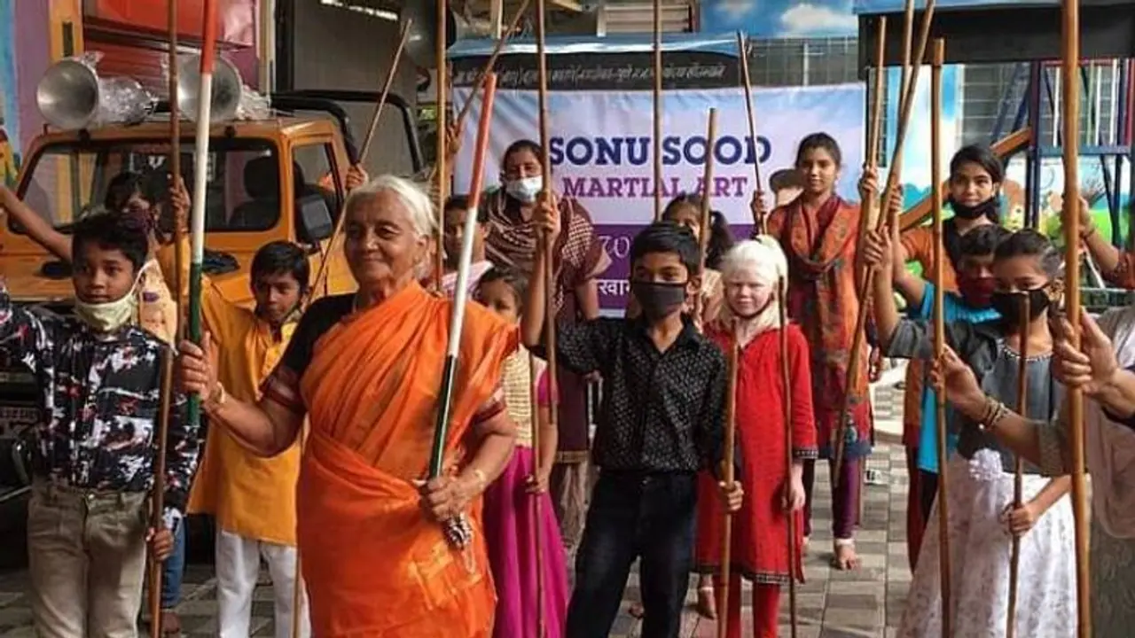 വയസ് 85, ആയോധനകലയിലെ പുലിയാണ് ശാന്ത; അന്ന് തെരുവിൽ പ്രകടനം നടത്തി, ഇന്ന്... വയസ് 85, ആയോധനകലയിലെ പുലിയാണ് ശാന്ത; അന്ന് തെരുവിൽ പ്രകടനം നടത്തി, ഇന്ന്...