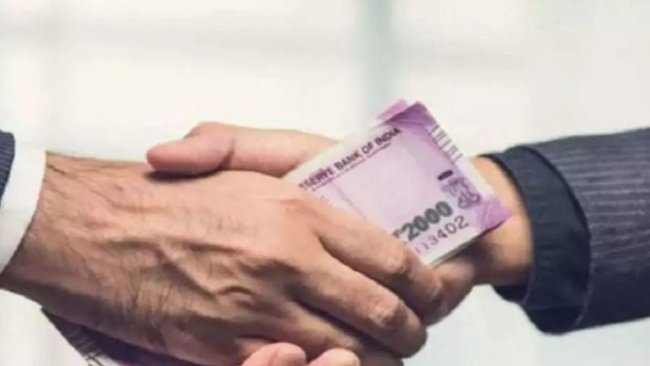 Doorstep Banking: ಮನೆ ಬಾಗಿಲಿಗೇ ಬ್ಯಾಂಕಿಂಗ್ ಸೇವೆ ಪಡೆಯಲು ಏನ್ಮಾಡ್ಬೇಕು? ಯಾವೆಲ್ಲ ಬ್ಯಾಂಕುಗಳಲ್ಲಿದೆ ಈ ಸೌಲಭ್ಯ? Doorstep Banking: ಮನೆ ಬಾಗಿಲಿಗೇ ಬ್ಯಾಂಕಿಂಗ್ ಸೇವೆ ಪಡೆಯಲು ಏನ್ಮಾಡ್ಬೇಕು? ಯಾವೆಲ್ಲ ಬ್ಯಾಂಕುಗಳಲ್ಲಿದೆ ಈ ಸೌಲಭ್ಯ?