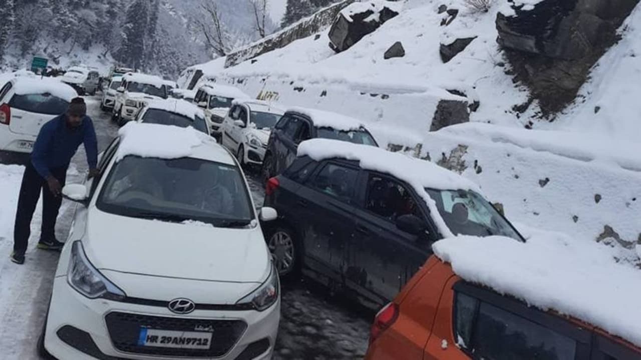 Over 300 tourists stranded near Atal Tunnel after snowfall rescued by Himachal Pradesh Police Over 300 tourists stranded near Atal Tunnel after snowfall rescued by Himachal Pradesh Police
