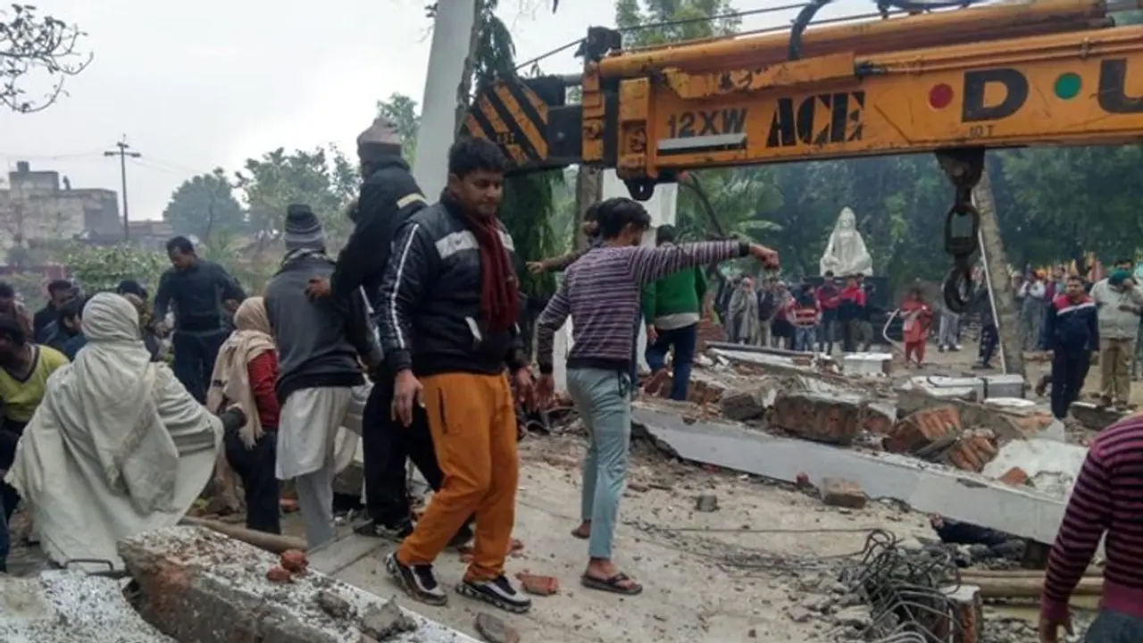 छत के नीचे दबे लोगों के शरीर के अंग कट गए थे, लोग बस चिल्ला रहे थे....गाजियाबाद हादसे की भयावह कहानी छत के नीचे दबे लोगों के शरीर के अंग कट गए थे, लोग बस चिल्ला रहे थे....गाजियाबाद हादसे की भयावह कहानी