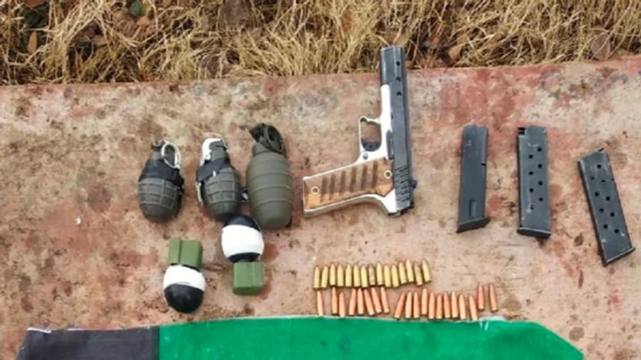 J&K: कुलगाम में लश्कर का मददगार गिरफ्तार, भारी मात्रा में हथियार व गोला बारूद बरामद J&K: कुलगाम में लश्कर का मददगार गिरफ्तार, भारी मात्रा में हथियार व गोला बारूद बरामद