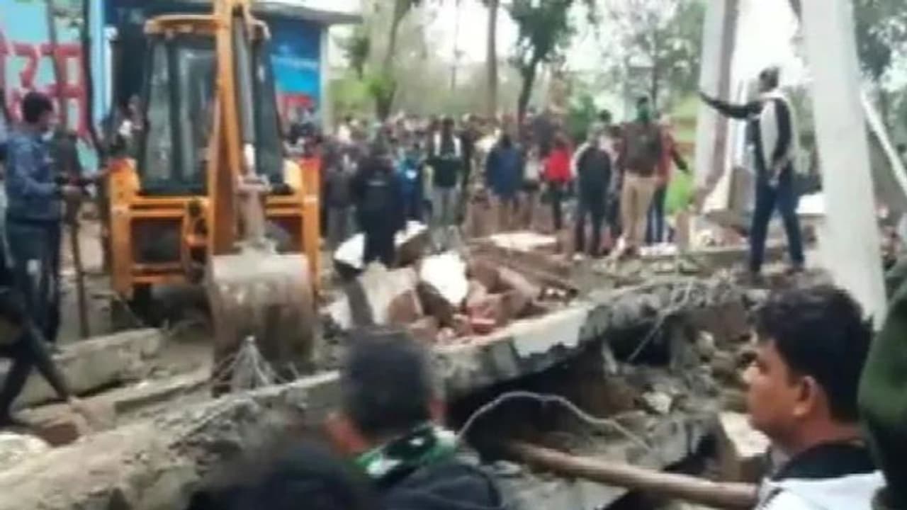 ഉത്തർപ്രദേശിൽ സംസ്കാര ചടങ്ങിനിടെ ശ്മശാനത്തിന്റെ മേൽക്കൂര തകർന്നുവീണ് 16 പേർ മരിച്ചു ഉത്തർപ്രദേശിൽ സംസ്കാര ചടങ്ങിനിടെ ശ്മശാനത്തിന്റെ മേൽക്കൂര തകർന്നുവീണ് 16 പേർ മരിച്ചു