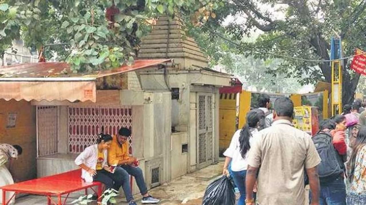चांदनी चौक में हनुमान मन्दिर ढहाया गया, विहिप बोली केजरीवाल सरकार ने औरंगजेबी शासन की याद ताजा करा दी चांदनी चौक में हनुमान मन्दिर ढहाया गया, विहिप बोली केजरीवाल सरकार ने औरंगजेबी शासन की याद ताजा करा दी