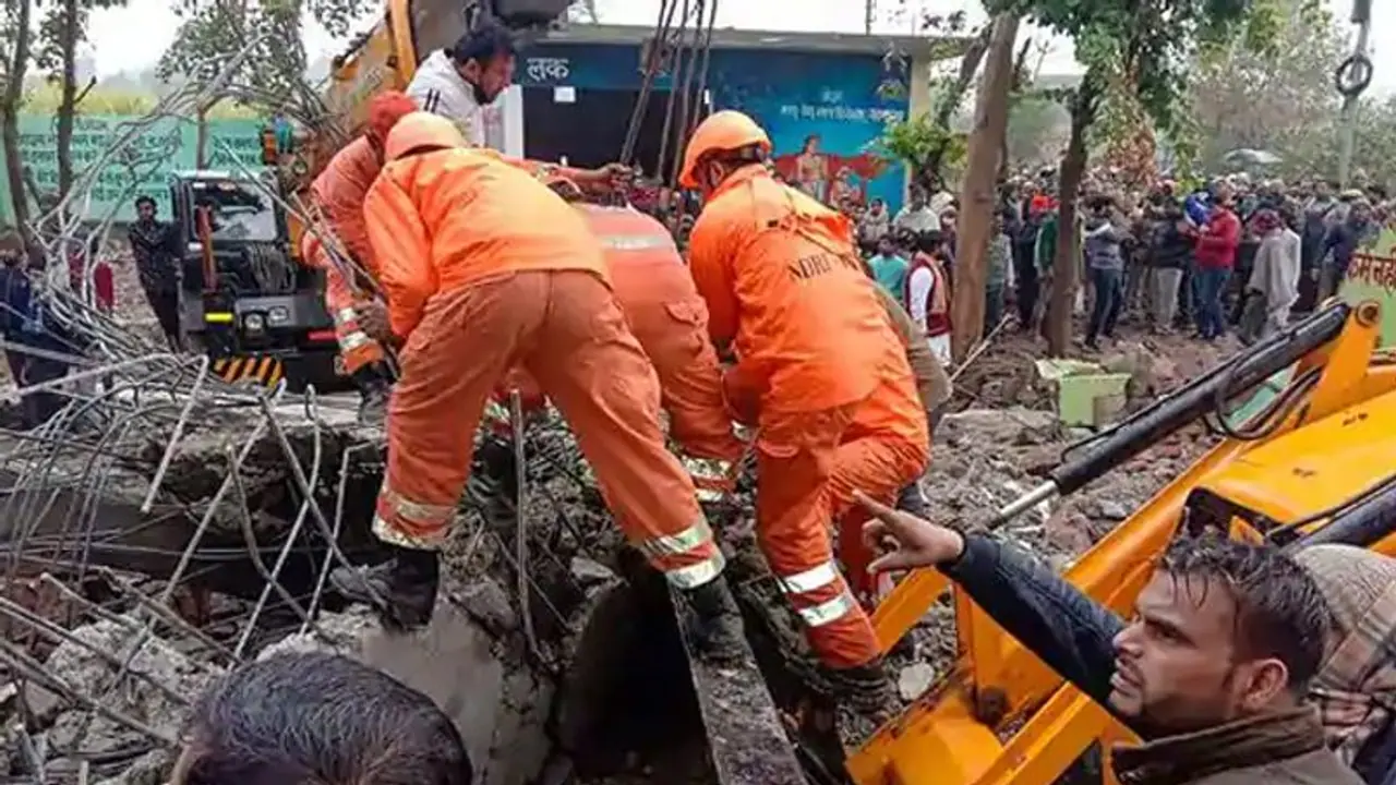 गाजियाबाद में 23 की मौत : चार महीने पहले बनी थी श्मशान की छत, जानिए किस वजह से हुआ हादसा गाजियाबाद में 23 की मौत : चार महीने पहले बनी थी श्मशान की छत, जानिए किस वजह से हुआ हादसा