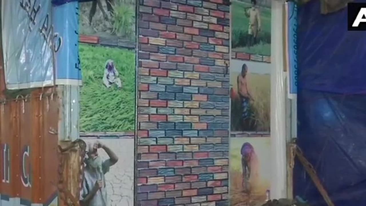 ট্রাকেই সাজানো ঘর আন্দোলনকারীর,কৃষকদের সঙ্গে বৈঠকের আগেই সরকারকে নিশানা মা ও ছেলের ট্রাকেই সাজানো ঘর আন্দোলনকারীর,কৃষকদের সঙ্গে বৈঠকের আগেই সরকারকে নিশানা মা ও ছেলের