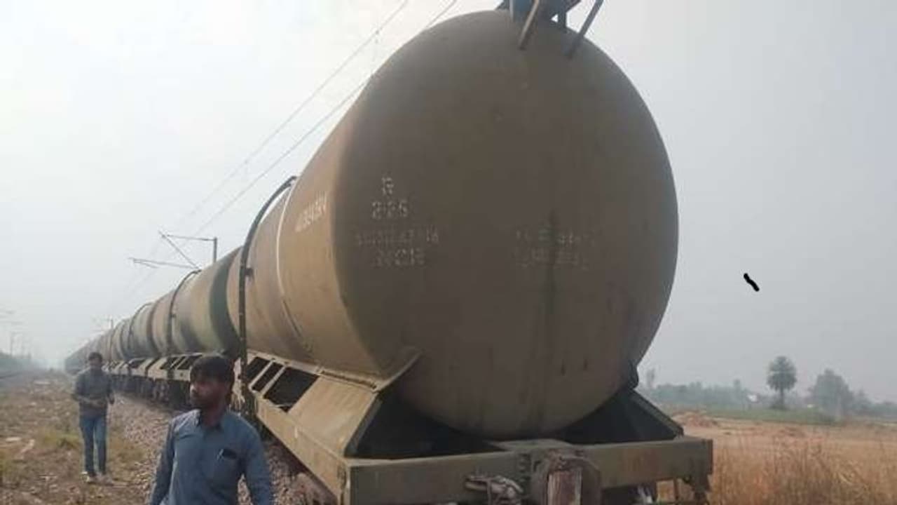 यूपी में टला बड़ा रेल हादसा, डिरेल हुआ डीजल पेट्रोल से भरा टैंकर यूपी में टला बड़ा रेल हादसा, डिरेल हुआ डीजल पेट्रोल से भरा टैंकर