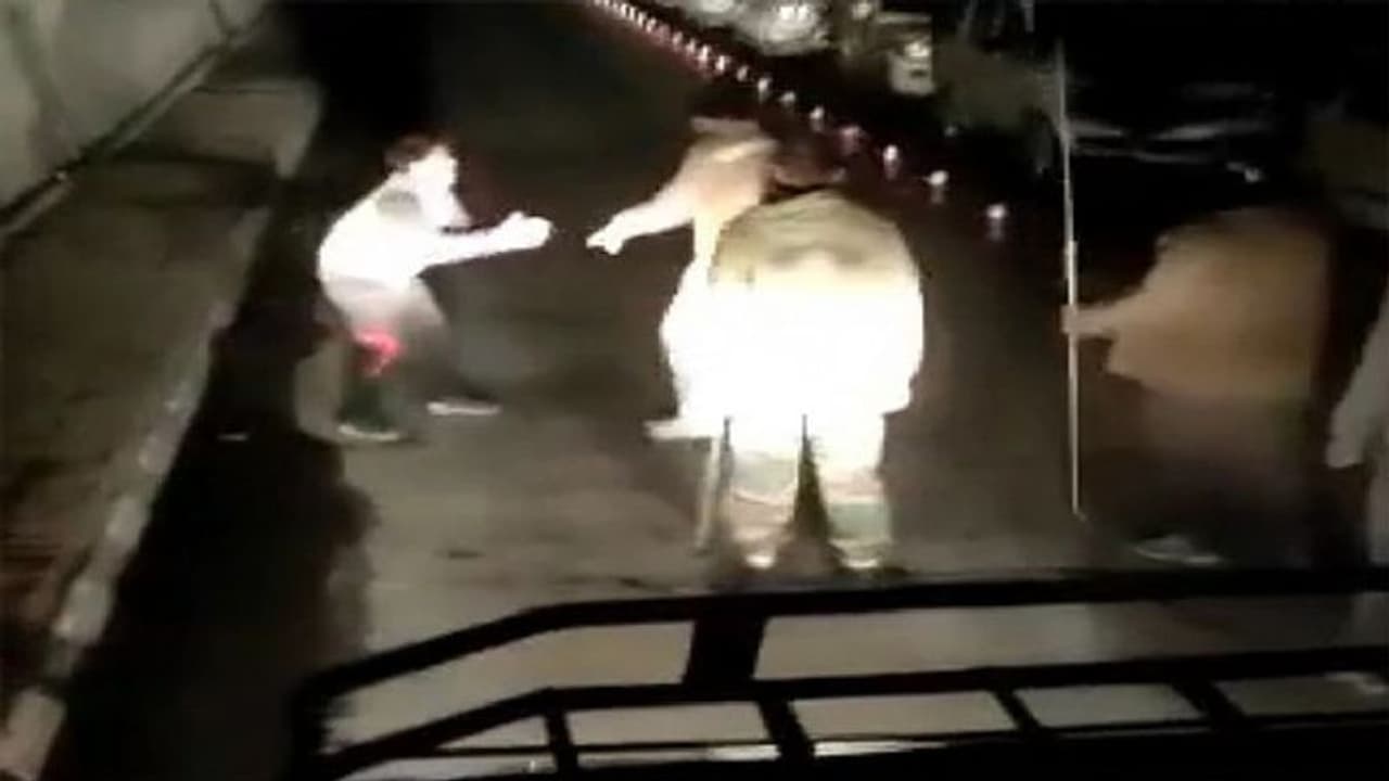अटल टनल में गाड़ी ओवरटेक करने को लेकर पर्यटक के साथ पुलिस की क्रूरता, मुर्गा बनाकर डंडों से पीटा अटल टनल में गाड़ी ओवरटेक करने को लेकर पर्यटक के साथ पुलिस की क्रूरता, मुर्गा बनाकर डंडों से पीटा
